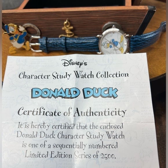 T20. Donald Duck Figure Character Study Watch Collection Made of Ceramic - Picture 12 of 14